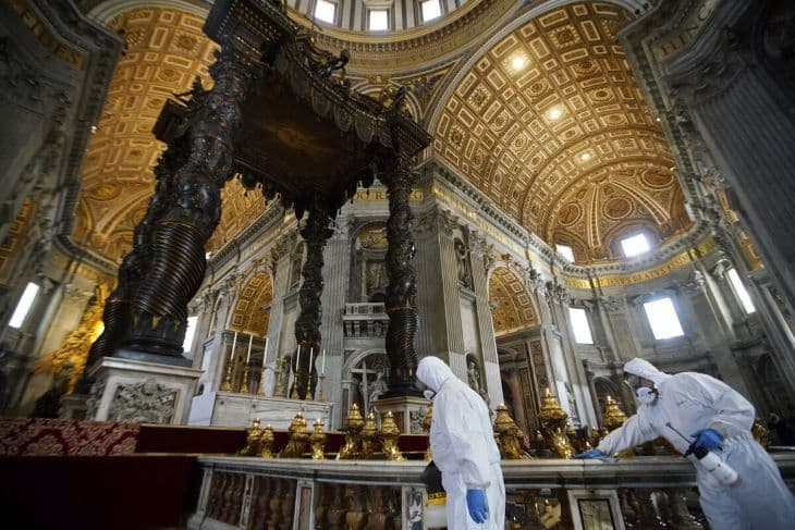 Fertőtlenítették a hétfői újranyitásra a Szent Péter-bazilikát