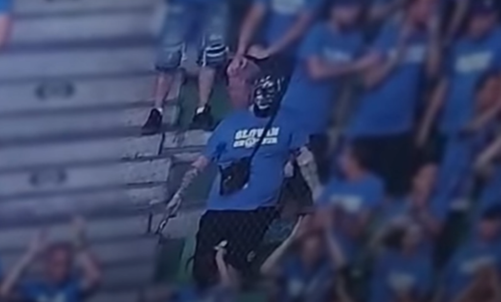 Elkaptak egy Slovan-szurkolót, aki nézők közé lőtt egy rakétát a Fradi elleni BL-meccsen (VIDEÓ)