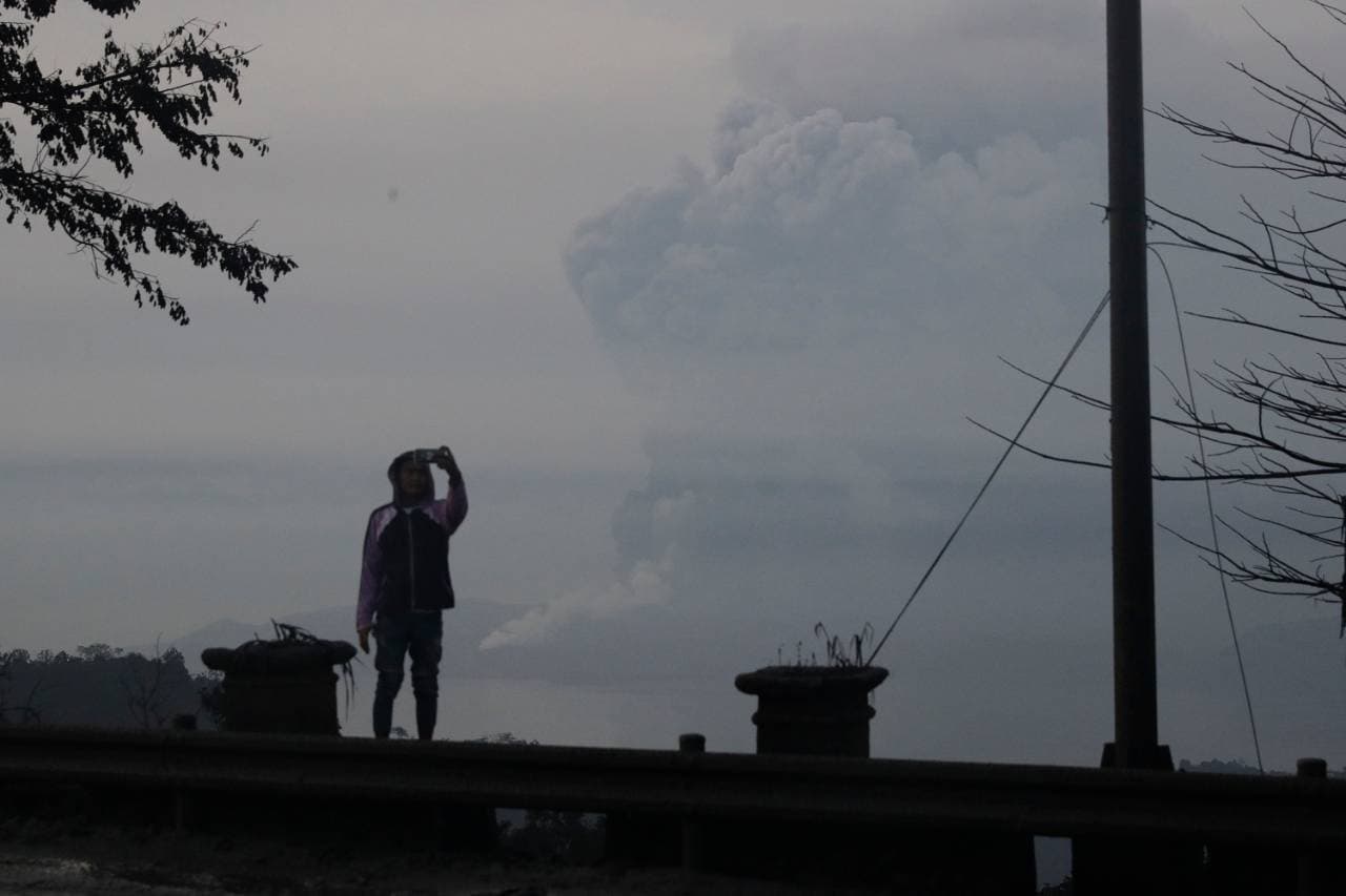 Bármikor robbanhat a Taal-vulkán, már 160 ezren hagyták el lakhelyüket!
