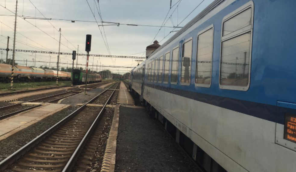 TRAGÉDIA: Kétgyermekes családapa kerékpárjával került a vonat alá