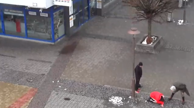 Brutálisan szétrúgta a földön fekvő férfi fejét a hajléktalan (videó) 18+
