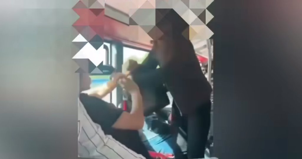 VIDEÓ: Férfiakat pécézett ki magának a nő, ütötte és rúgta őket, ahol csak érte – az utolsó pofont egy rendőrnek keverte le