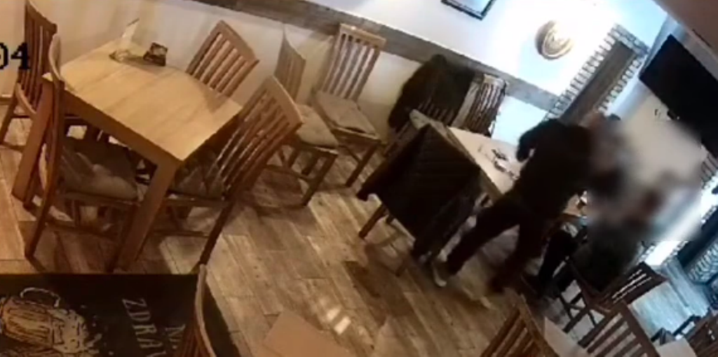 BRUTÁLIS: Söröskorsóval kezdte ütni a mellette ülő férfi fejét, a kamera mindent rögzített (VIDEÓ) 18+