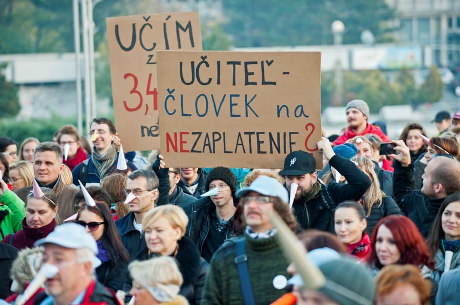 Orruknál fogva vezetett tanárok tüntettek Pozsonyban!