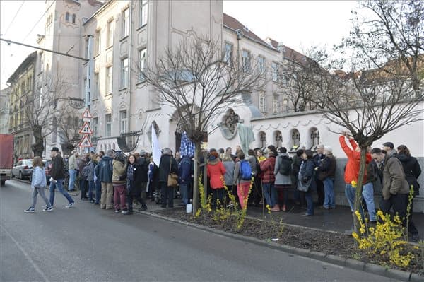 Egy órán keresztül felfüggesztették a tanítást a Magyarország számos iskolájában