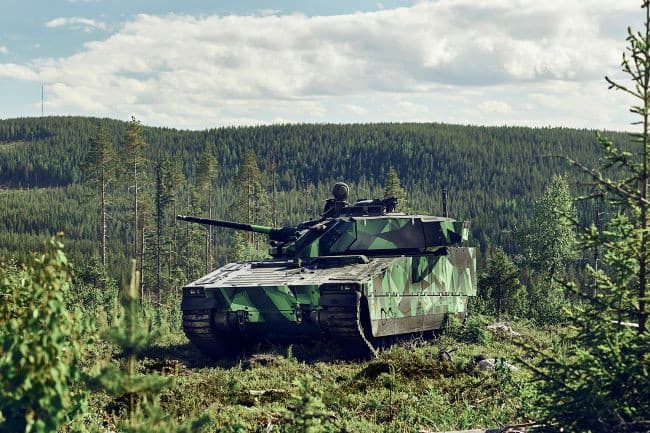 Szlovákia 1,6 milliárd euróért vásárol lánctalpas harckocsikat Svédországtól