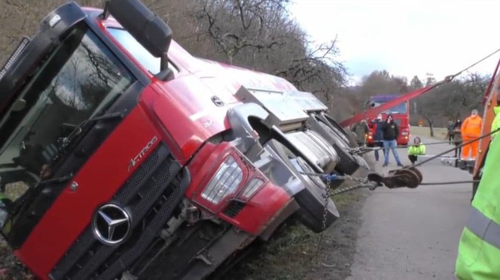 BALESET: Tejszállító tartálykocsi borult fel, miután kifutott egy őz a sofőr elé