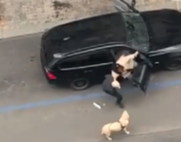 Videón, ahogy a taxisofőr kirángatja autójából a vak nőt
