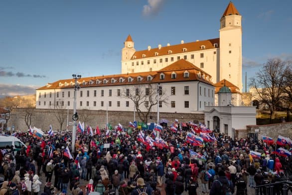 „Takarodjatok az épületből” – a parlament előtt tüntettek a szlovák-amerikai védelmi megállapodás ellen