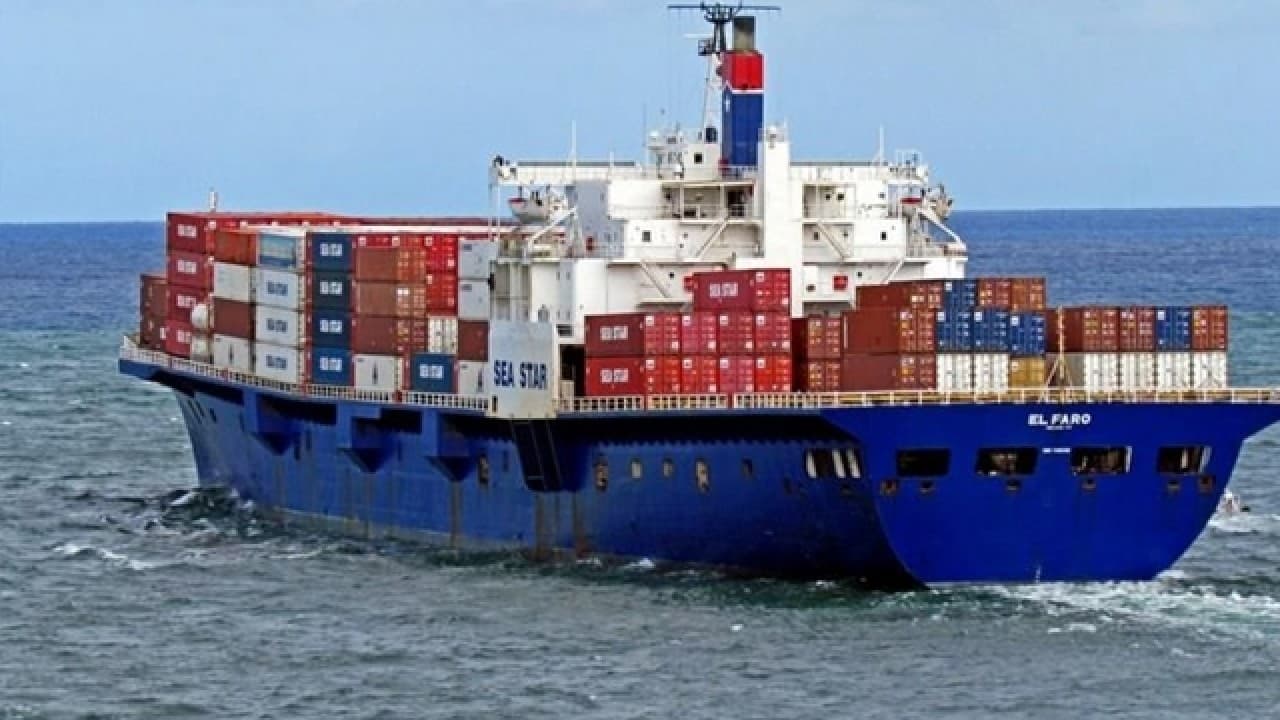 Nagy-Britanniába tartó migránsokat találtak egy teherhajón a holland partoknál