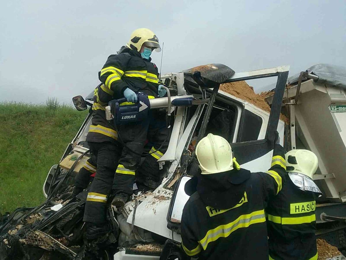 SÚLYOS BALESET: Rommá tört két tehergépkocsi, az egyikből ki kellett vágni a sofőrt