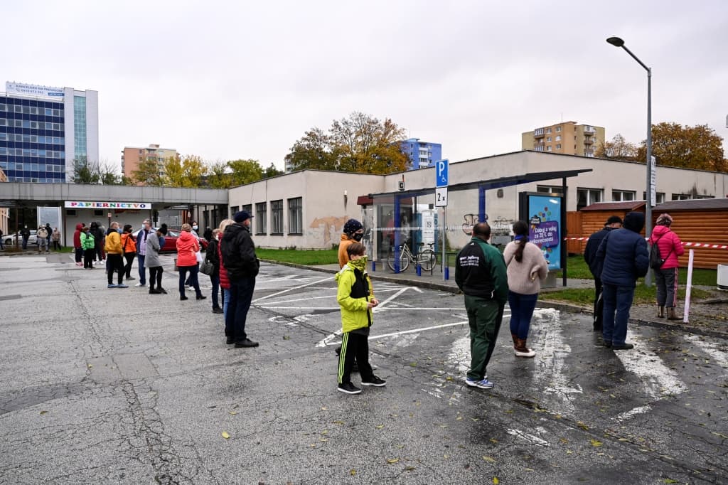 Magyarországi egészségügyi dolgozók is segítenek Érsekújvárban, de az egyikükről kiderült, hogy fertőzött