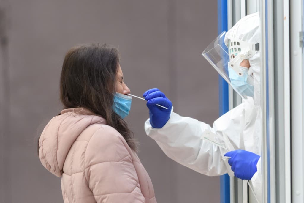 Koronavírus - 1000 felett a járvány igazolt áldozatainak száma és 2000-hez közelít a kórházban ápoltaké Szlovákiában