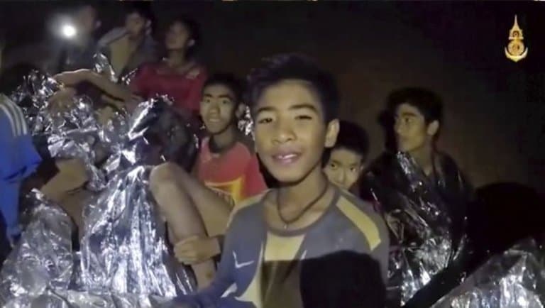 Pontosan egy évvel ezelőtt mentették ki a thaiföldi focista gyerekeket barlangból