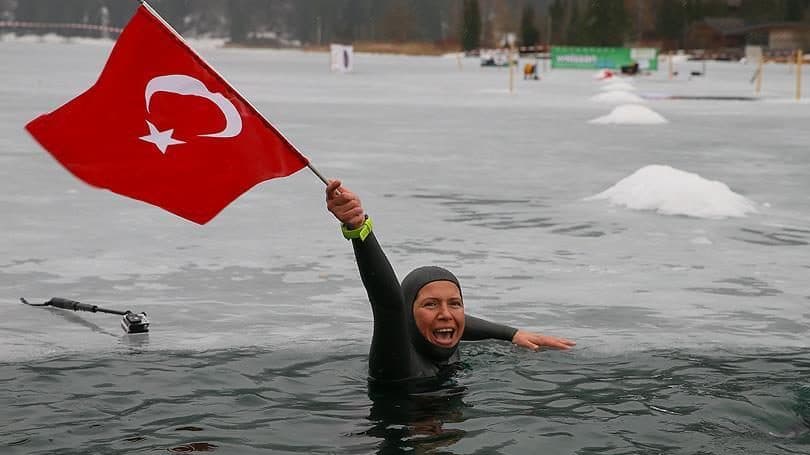 Megdőlt a jég alatti úszás Guinness-rekordja