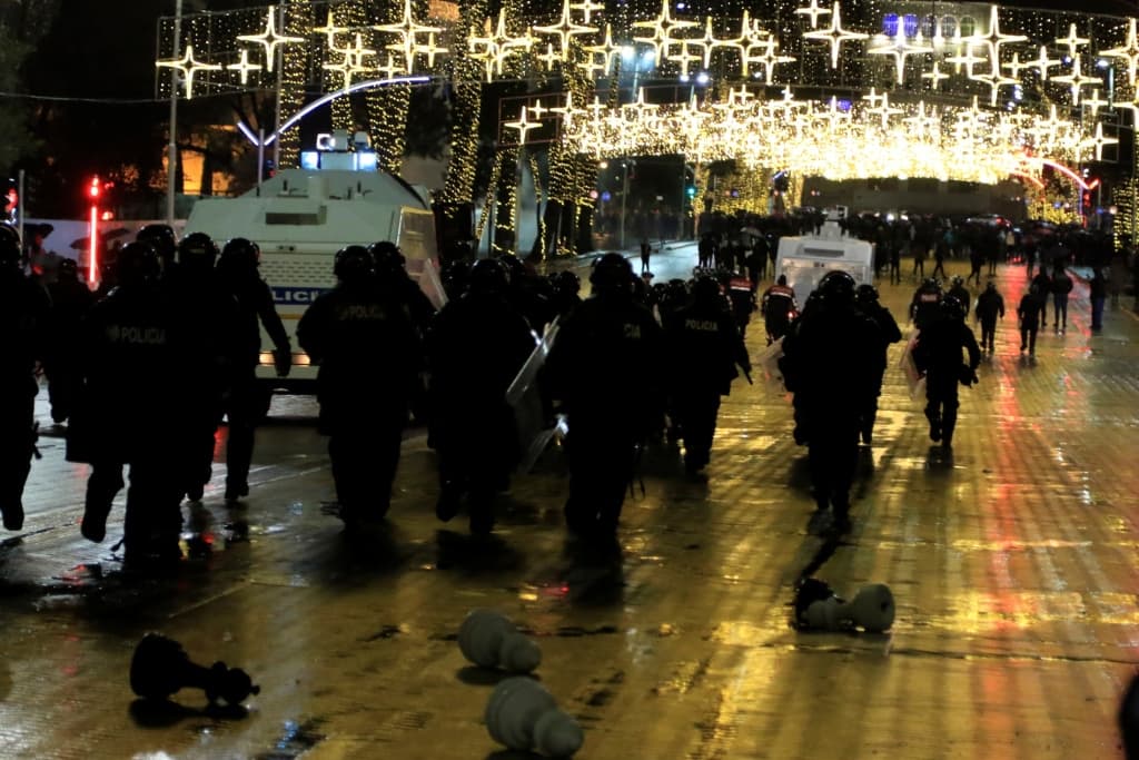 Covid-hírek - Elmaradnak a karácsonyi enyhítések Ausztriában, folytatódó összecsapások a kijárási tilalmat megszegő lelőtt férfi miatt Albániában