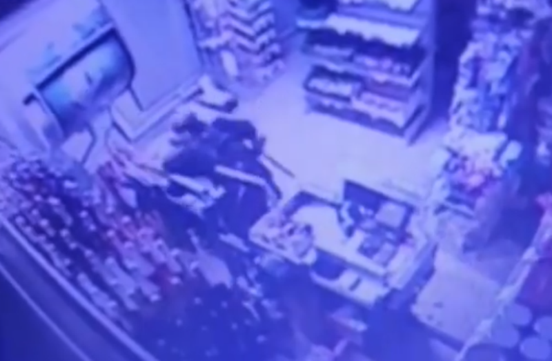Betörtek egy boltba, kemény „láncdohányost” keres a rendőrség (videó)