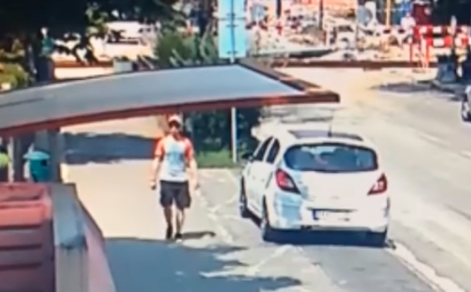 Felismered? Lazán sétálgatott az utcán, amikor elkapta az idős nő táskáját és elrohant (videó)