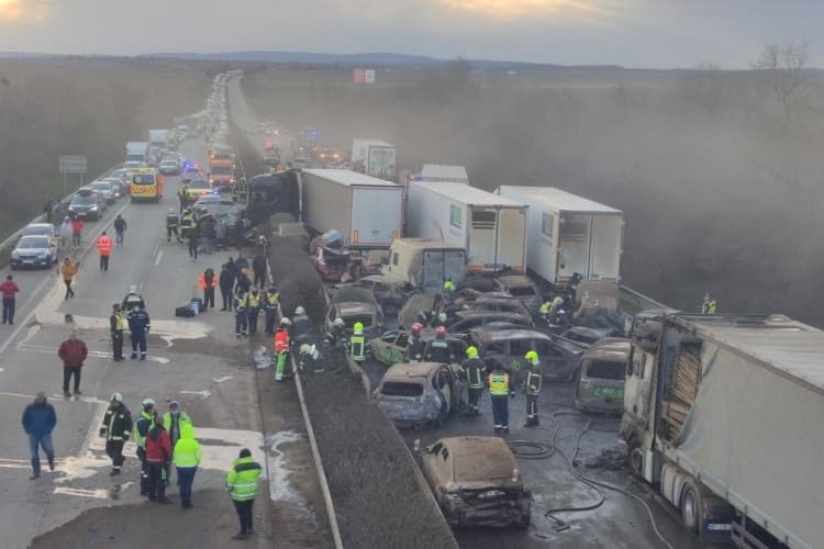Öt kamion és 37 autó ütközött, mindkét irányban lezárták az M1-es autópályát Herceghalomnál