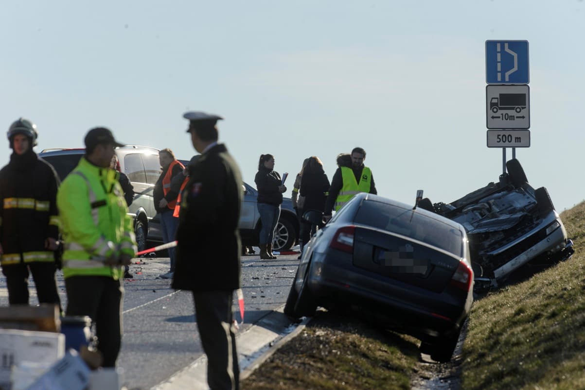 Három halálos áldozatot követelő baleset történt, le kellett zárni a Pozsonyból Ausztriába vezető D2-es gyorsforgalmi utat