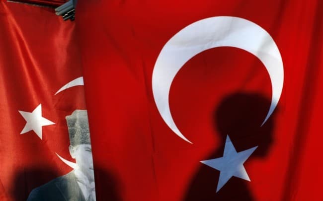 Katonák tömegeit szerelik le és médiumokat tiltanak be Törökországban