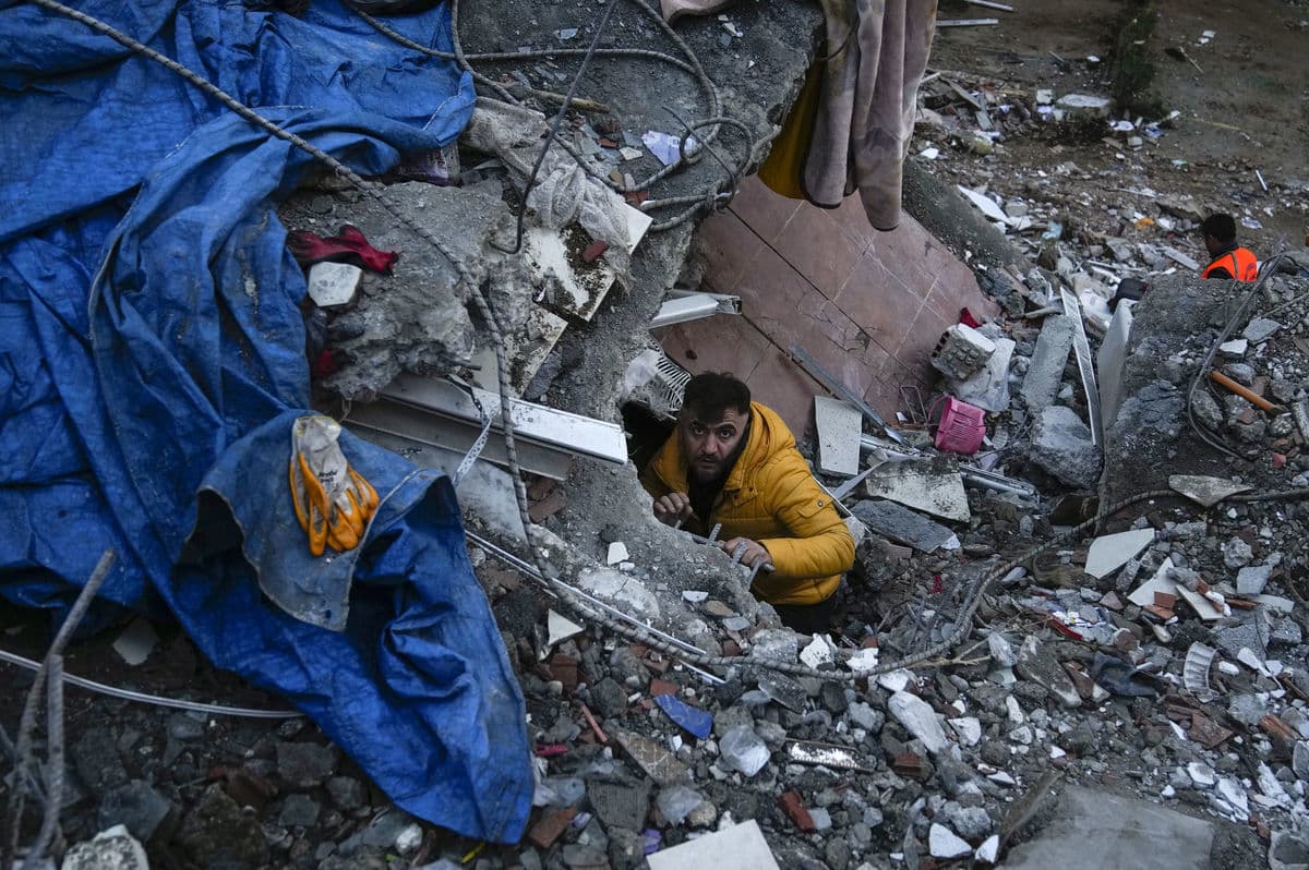 Meghaladja a 20 ezret a földrengés halálos áldozatainak száma - több kisgyerek is előkerült élve a romok alól