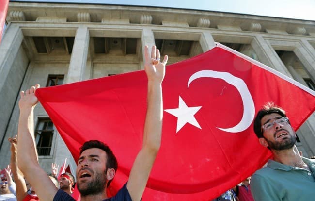 Török miniszterelnök: Győzött a demokrácia
