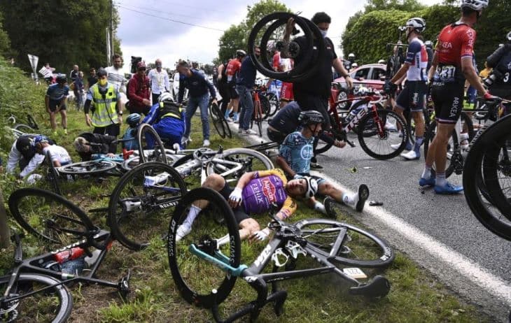 Őrizetbe vették a Tour de France-on tömegbukást okozó szurkolót