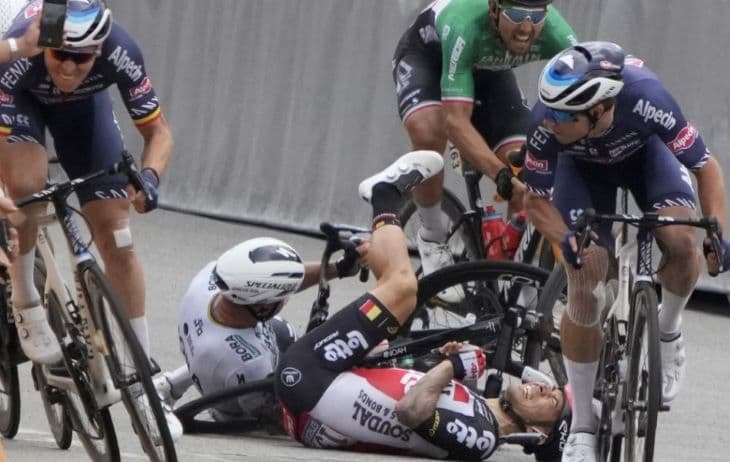 Tour de France - Visszavonták a tömegbukást okozó szurkoló elleni keresetet