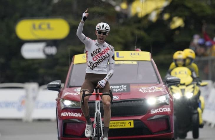 Tour de France - O'Connor nyerte az első hegyi befutót, Pogacar továbbra is az élen
