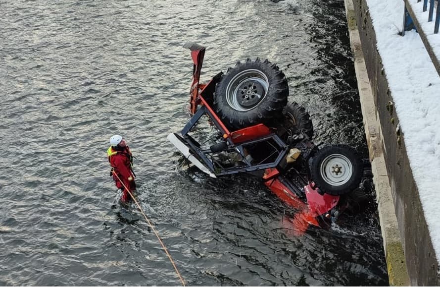 BALESET: A folyóban kötött ki egy traktor