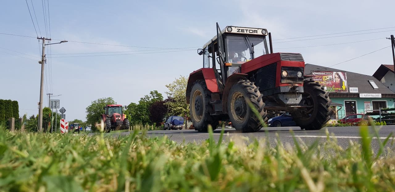 Munkájukért és a földrendezésért vonulnak ismét a traktorosok a 63-ason (VIDEÓ)