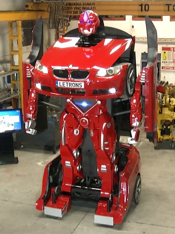 Autóvá átalakuló humanoid robotot fejlesztenek japán mérnökök