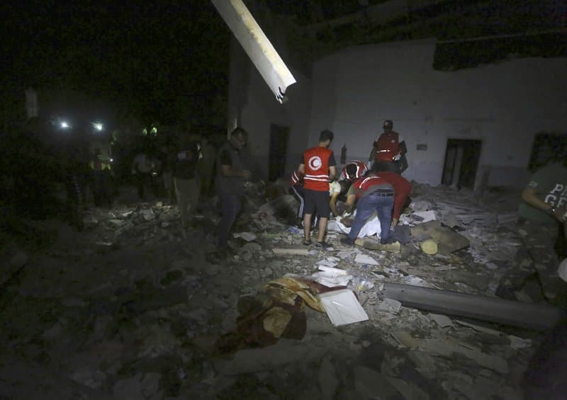 Menekülttábort ért légicsapás Tripoliban