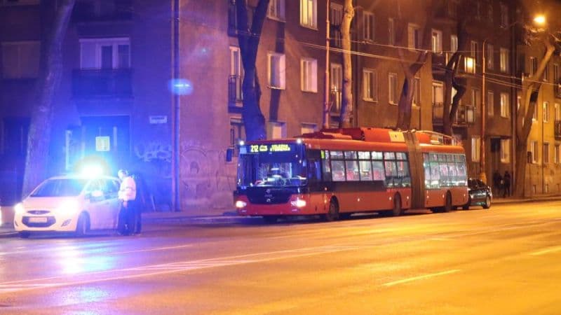 BALESET: Trolibusszal ütközött egy autó, a sofőr menekülőre fogta