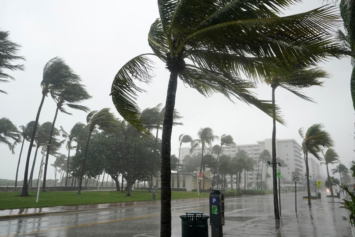 Az Eta nevű trópusi vihar Florida partjaihoz közelít