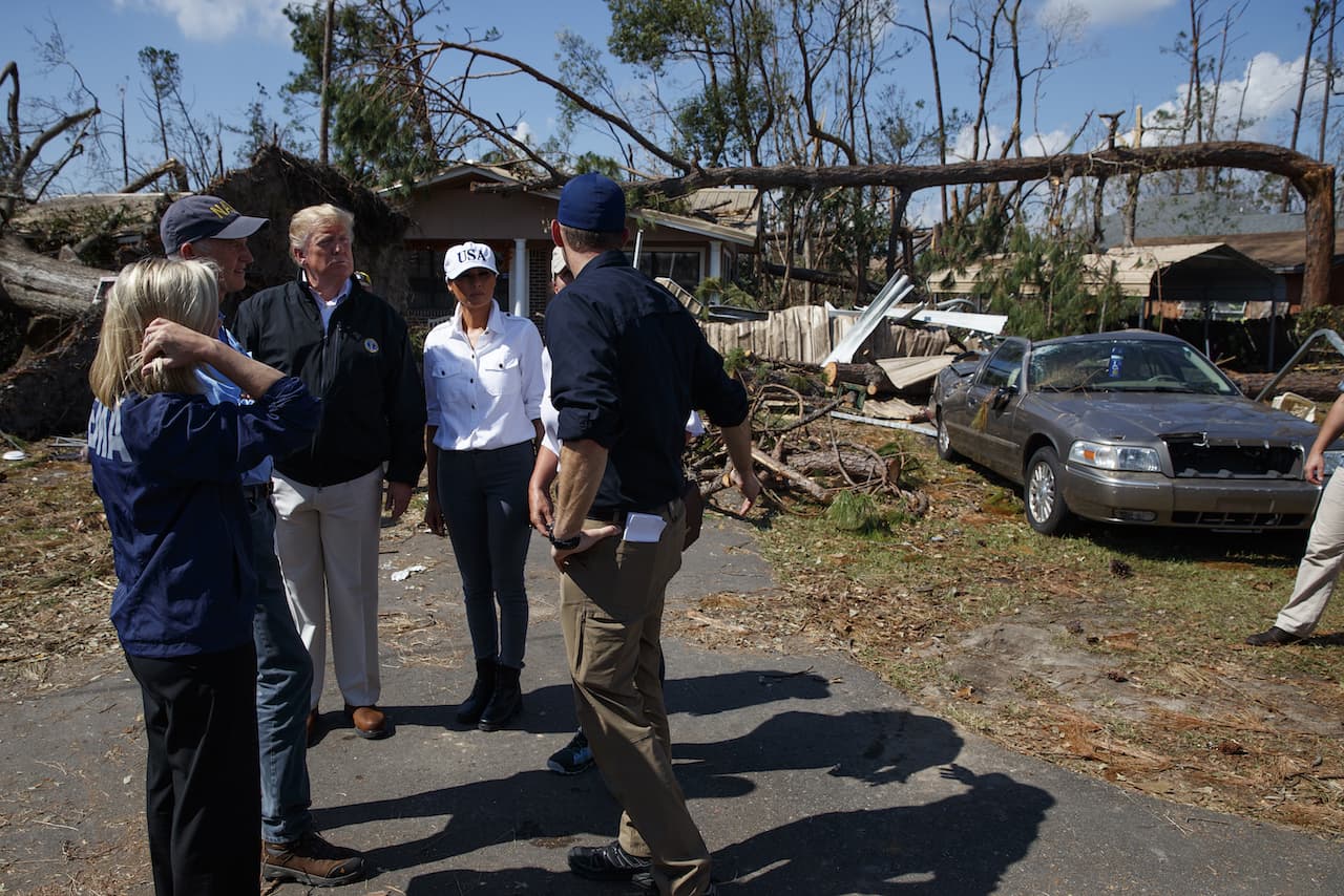 Trump megnézte a hurrikán totális pusztítását