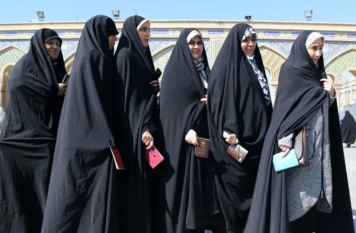 Arcfelismerő technológiával azonosítaná az iráni kormány a hidzsábot nem viselő nőket