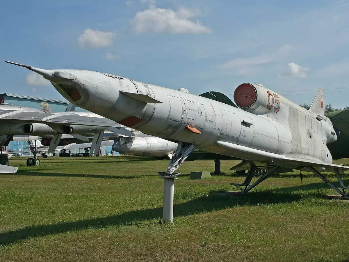 A magyar légtérben 40 percen át háborítatlanul repülő szovjet drón Horvátországban "csak" 40 gépkocsiban tett kárt... ! 