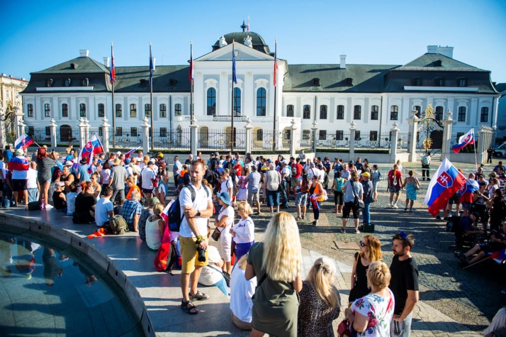 Népirtás miatt is tüntetnek az oltásellenesek és járványtagadók az elnöki palota előtt Pozsonyban!