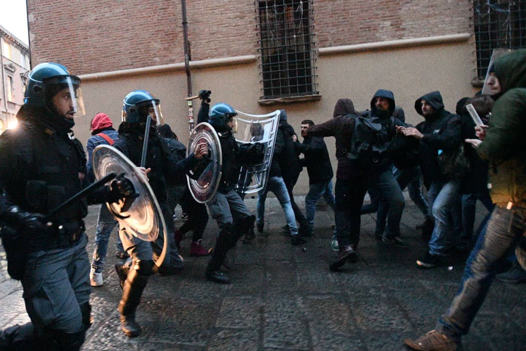 Egyetemista tüntetők és rendőrök csaptak össze ismét Bolognában