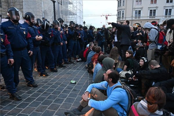 Könnygázzal oszlatták a tüntető 16-18 éves fiatalokat Budapesten - erőszakos jelenetek Orbán Viktor székhelye előtt   VIDEÓ