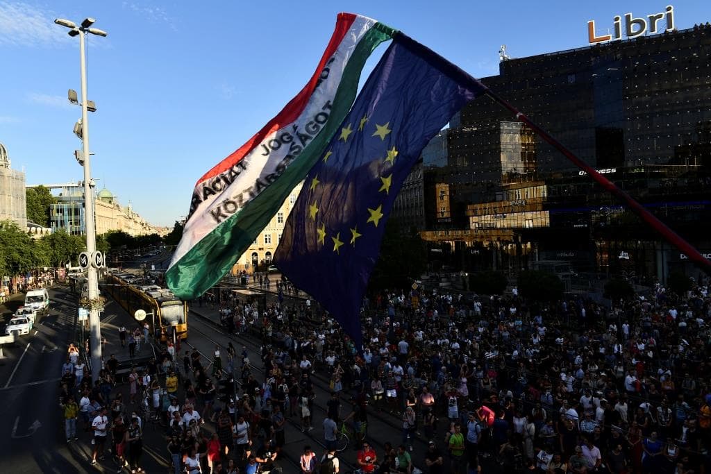 "Ez a hét volt Orbán Viktor őszödi beszéde" - a parlament előtt ért véget éjfélkor a budapesti tüntetés