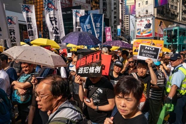 Hongkongi tüntetések: megkéseltek egy képviselőt