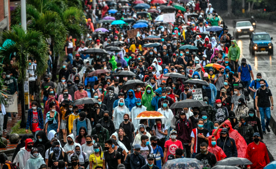 Legalább tizenhét ember meghalt a kolumbiai tüntetések során
