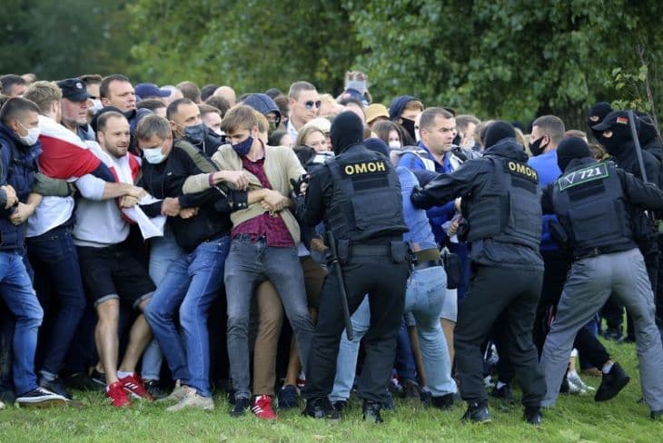 Több mint hétszáz embert vettek őrizetbe a vasárnapi országos tüntetéseken Fehéroroszországban