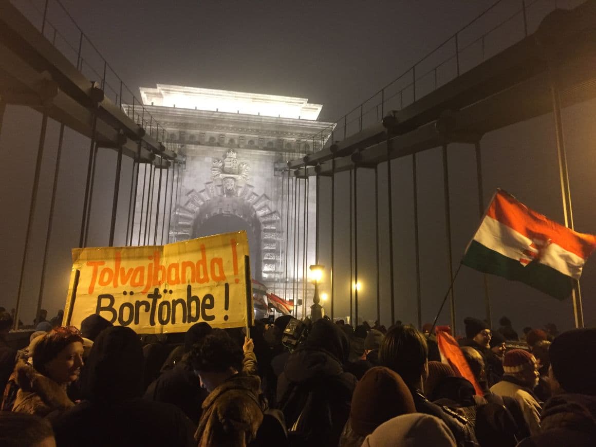 Ismét tüntetnek Budapesten - Füstbomba repült a rendőrsorfalba, könnygázzal válaszoltak!