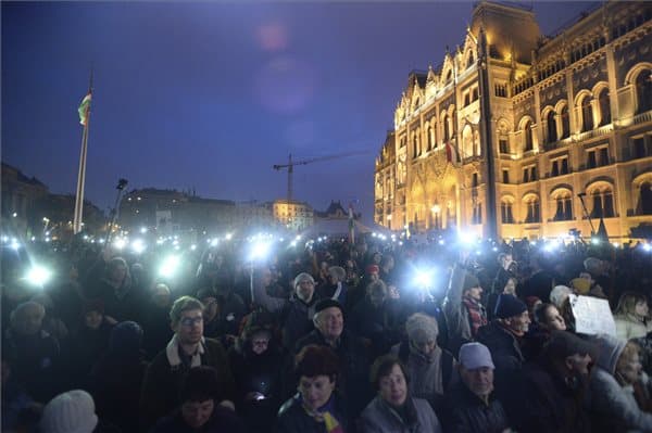 Több ezren tüntetnek Budapesten a régió legjobb egyeteméért