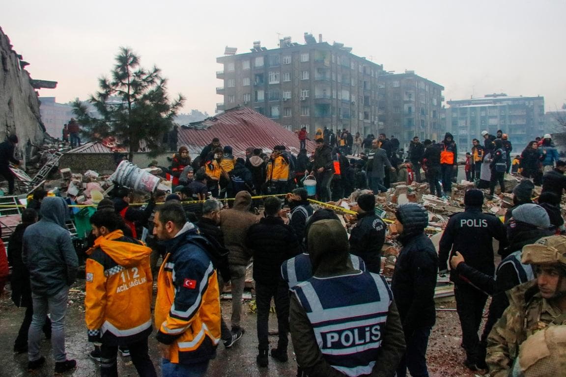 Törökországban 20 ezer fölé emelkedett a földrengés áldozatainak száma