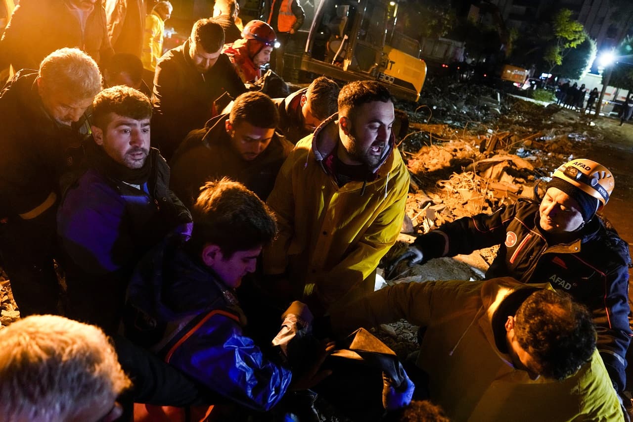 "Alig tudtunk kijönni élve a házból. Romokban az életünk" - tovább folytatódik a mentés a török-szír földrengés után (KÉPGALÉRIA)